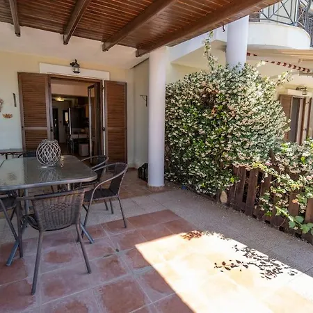 וילה Waves Beachfront House,