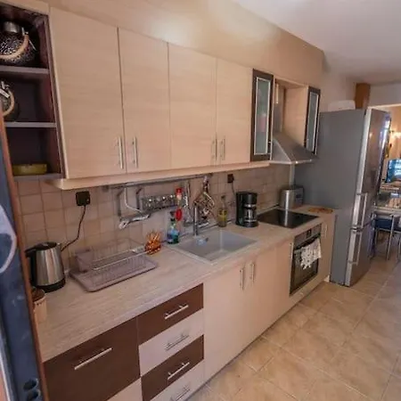 Waves Beachfront House, וילה *