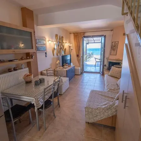 Waves Beachfront House, * ניקיטי