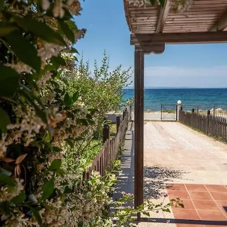 Waves Beachfront House, וילה *