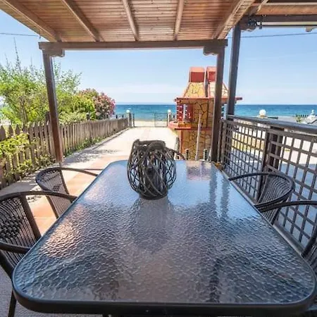 Waves Beachfront House, וילה ניקיטי