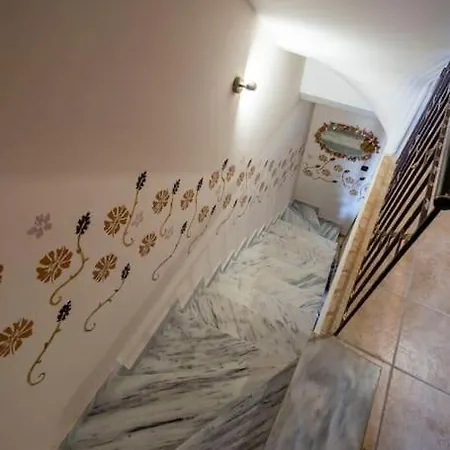 Waves Beachfront House, ニキティ