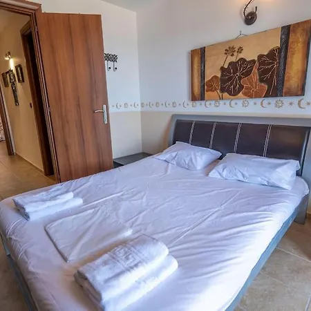Waves Beachfront House, * ニキティ