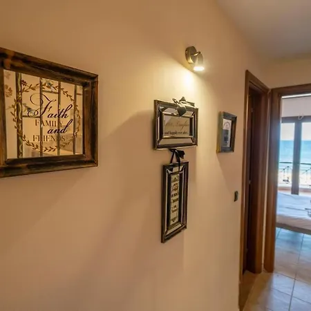 Waves Beachfront House, Νικήτη