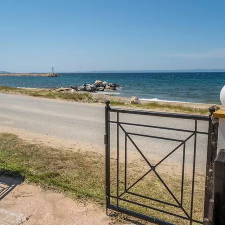 Βίλα Waves Beachfront House,