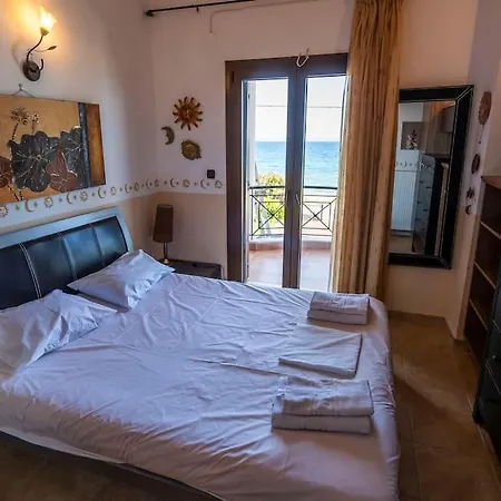 Waves Beachfront House, Νικήτη