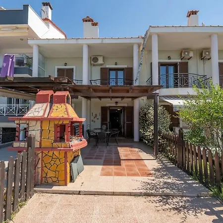 Waves Beachfront House, Νικήτη